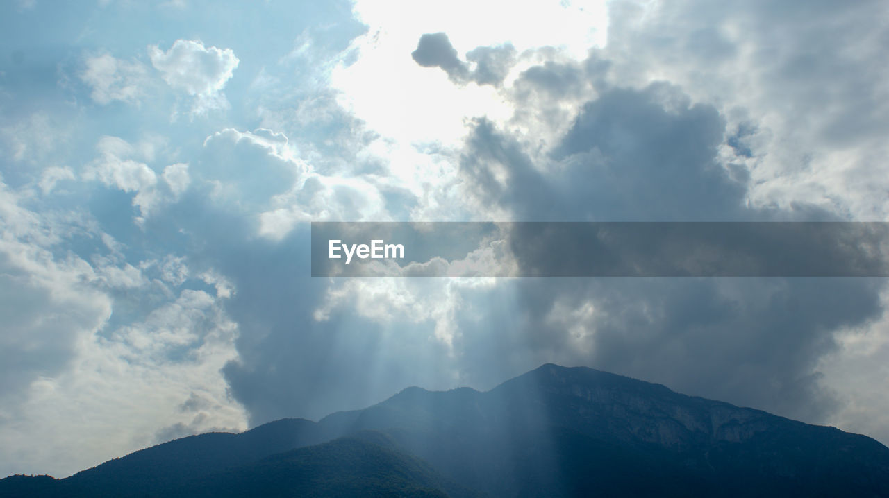 LOW ANGLE VIEW OF MOUNTAIN RANGE AGAINST SKY