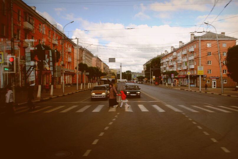 CARS ON STREET BY BUILDINGS IN CITY