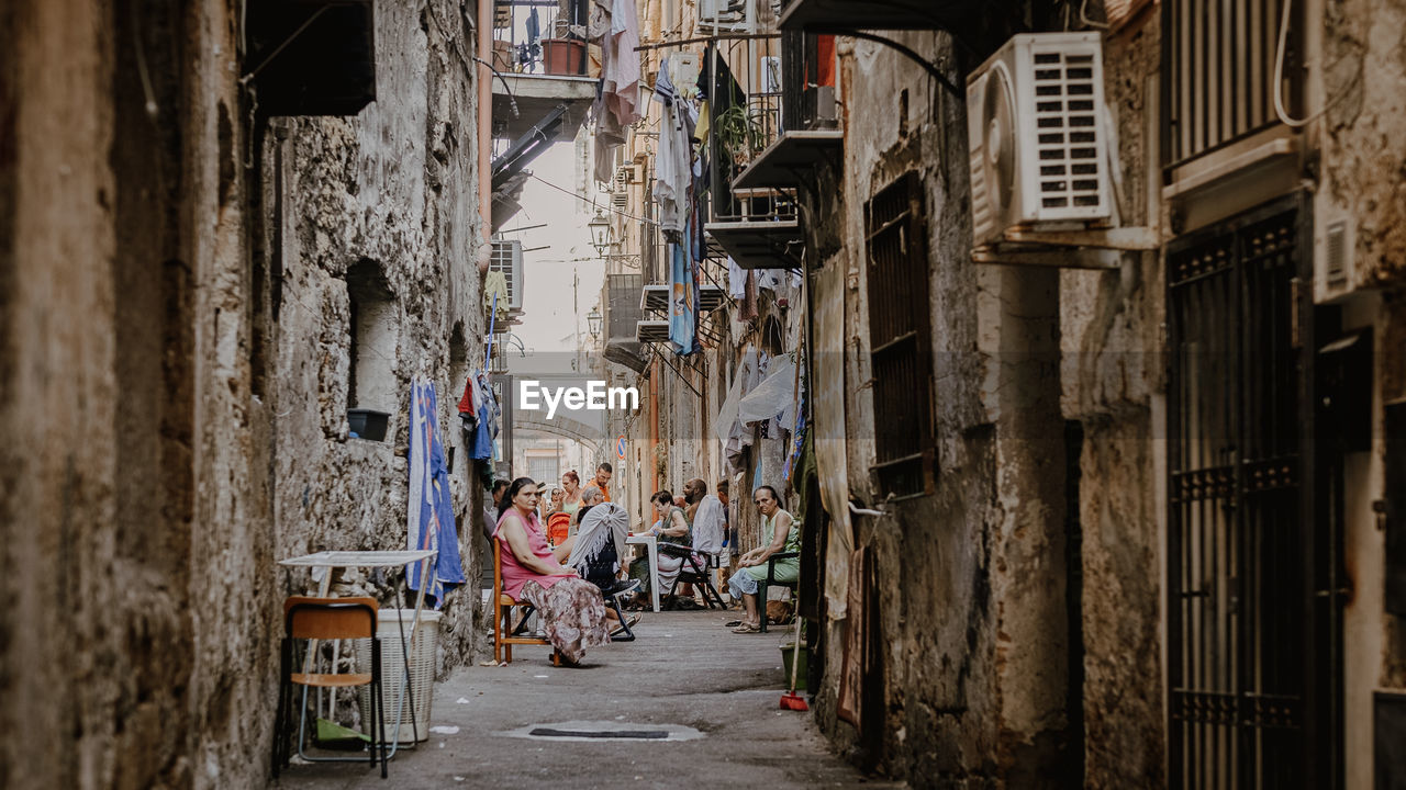 ALLEY AMIDST BUILDINGS IN CITY