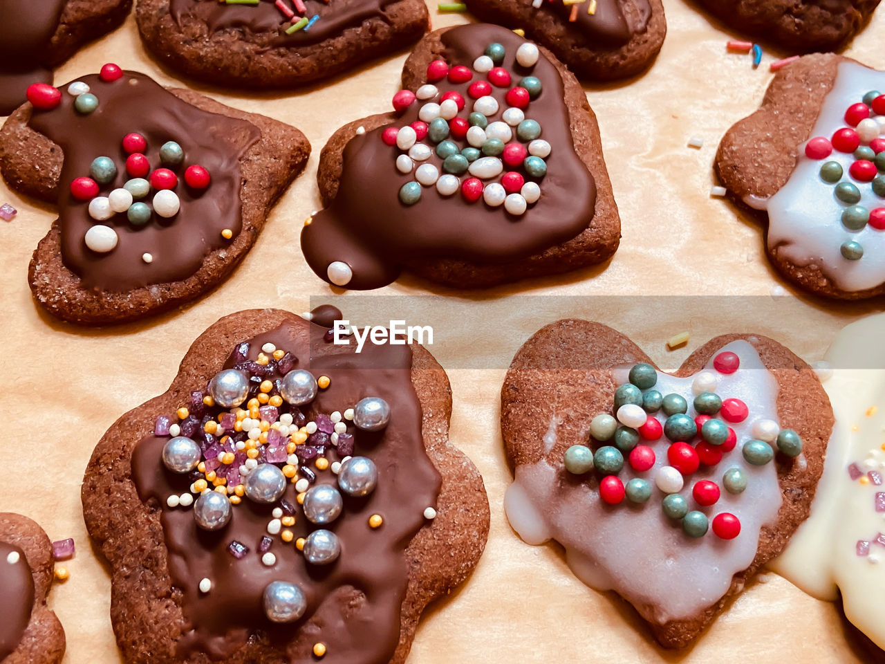 HIGH ANGLE VIEW OF CANDIES IN PLATE