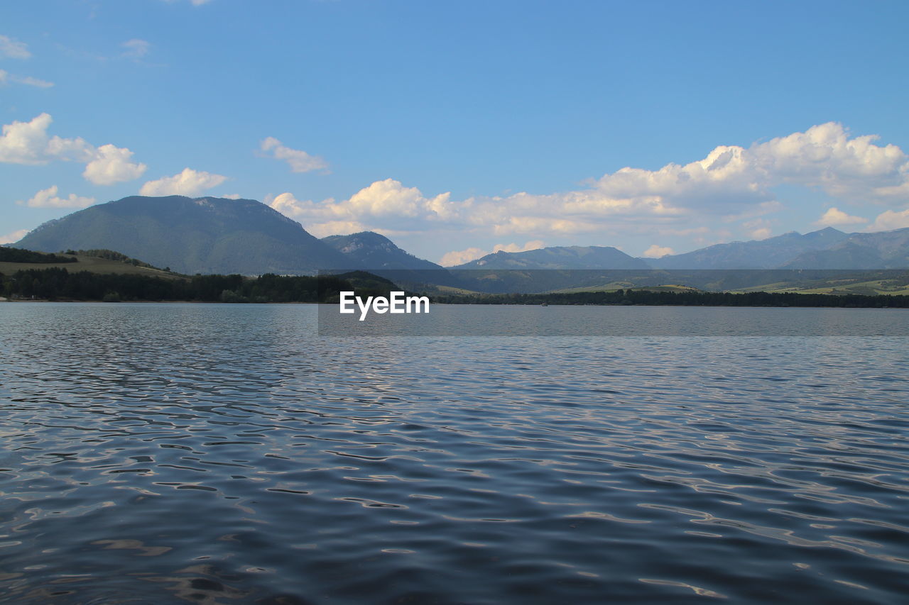 SCENIC VIEW OF LAKE BY MOUNTAIN AGAINST SKY