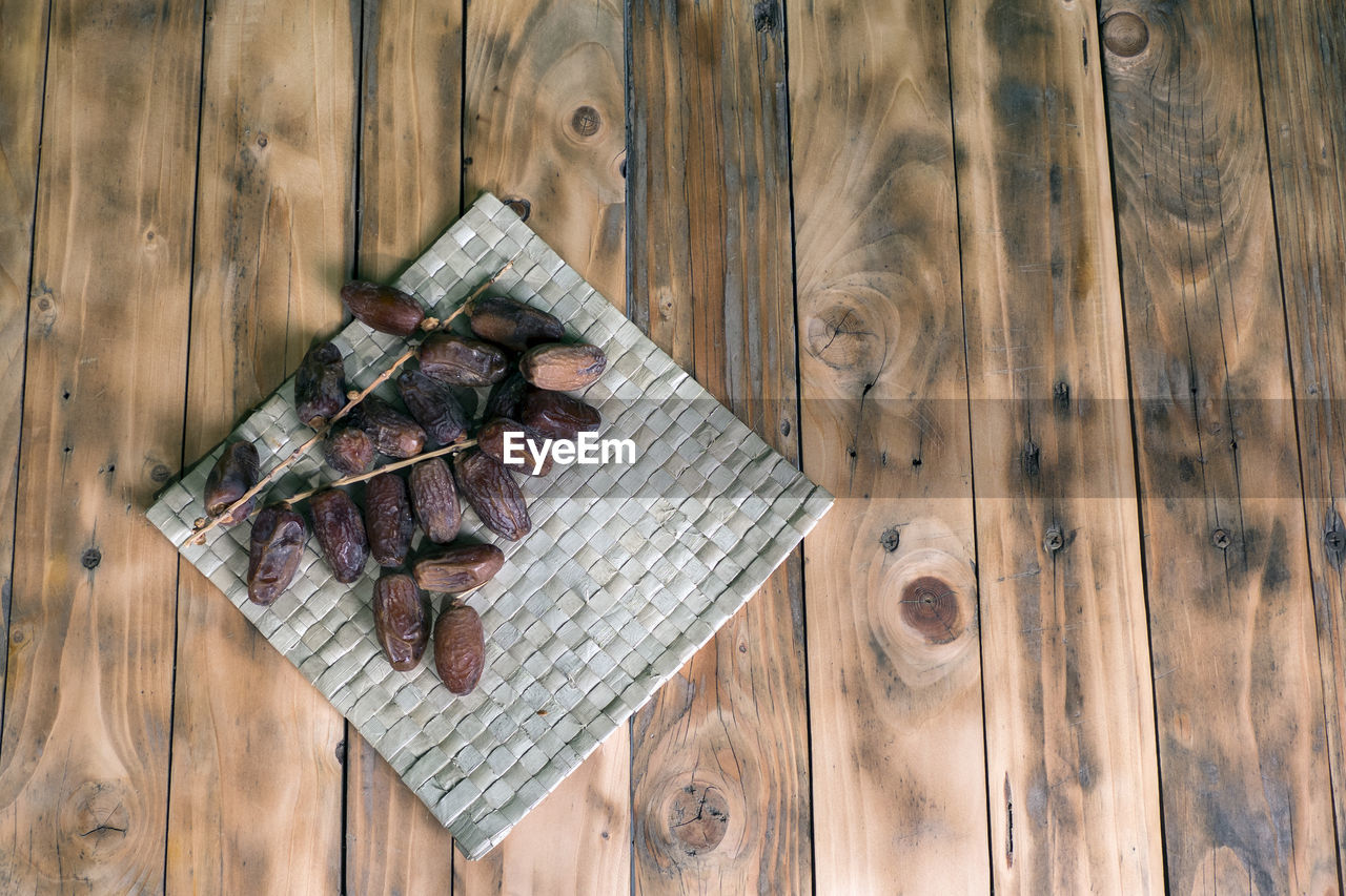HIGH ANGLE VIEW OF FOOD ON WOODEN TABLE