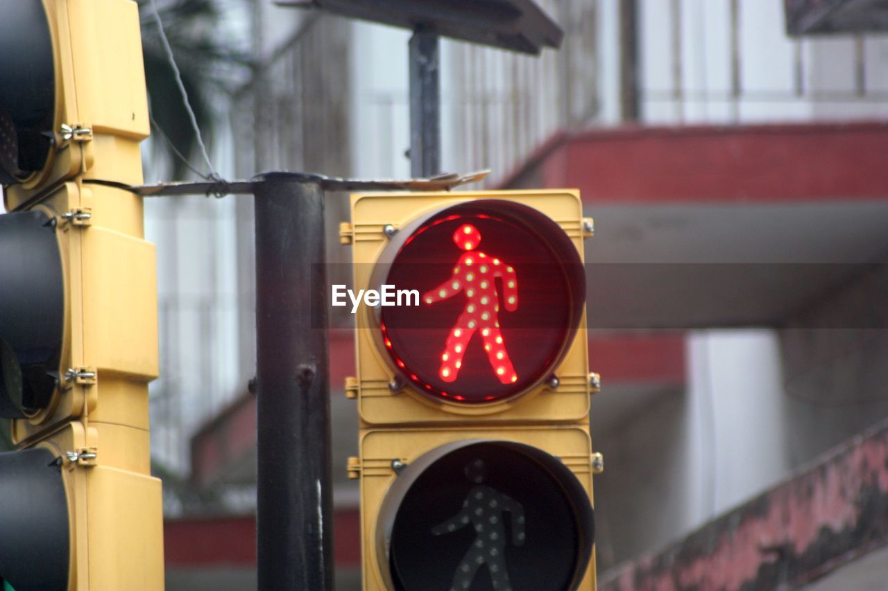 CLOSE-UP OF ROAD SIGNAL WITH TEXT ON THE GROUND