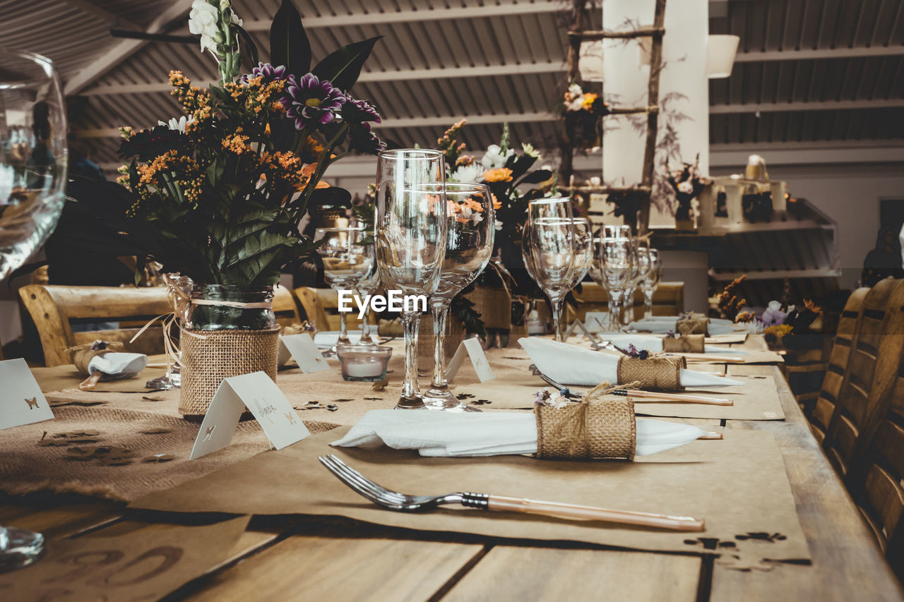 VIEW OF RESTAURANT AND TABLE AT CAFE