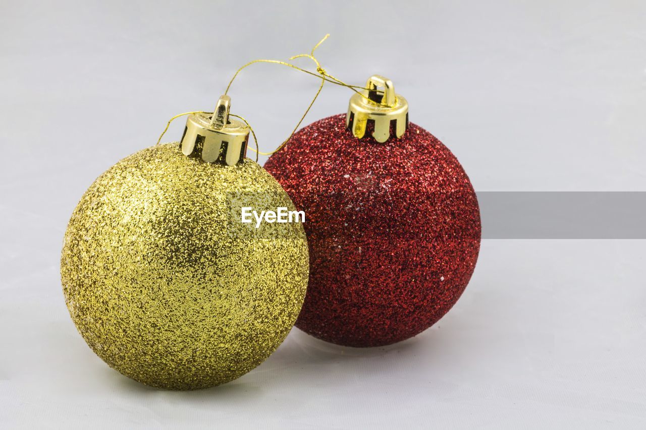 CLOSE-UP OF STRAWBERRIES ON TABLE