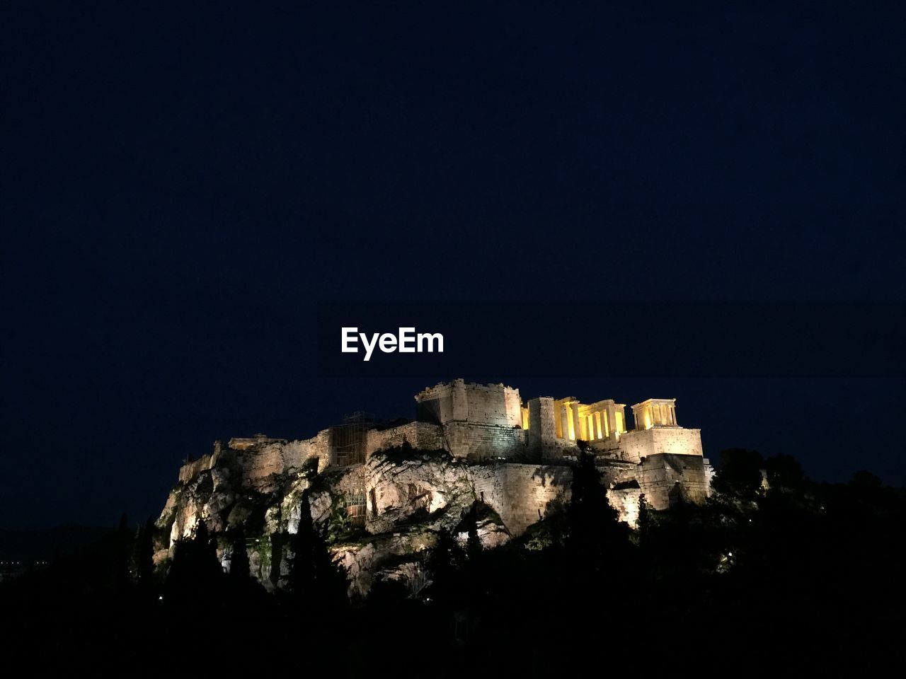 LOW ANGLE VIEW OF BUILDINGS AGAINST SKY AT NIGHT