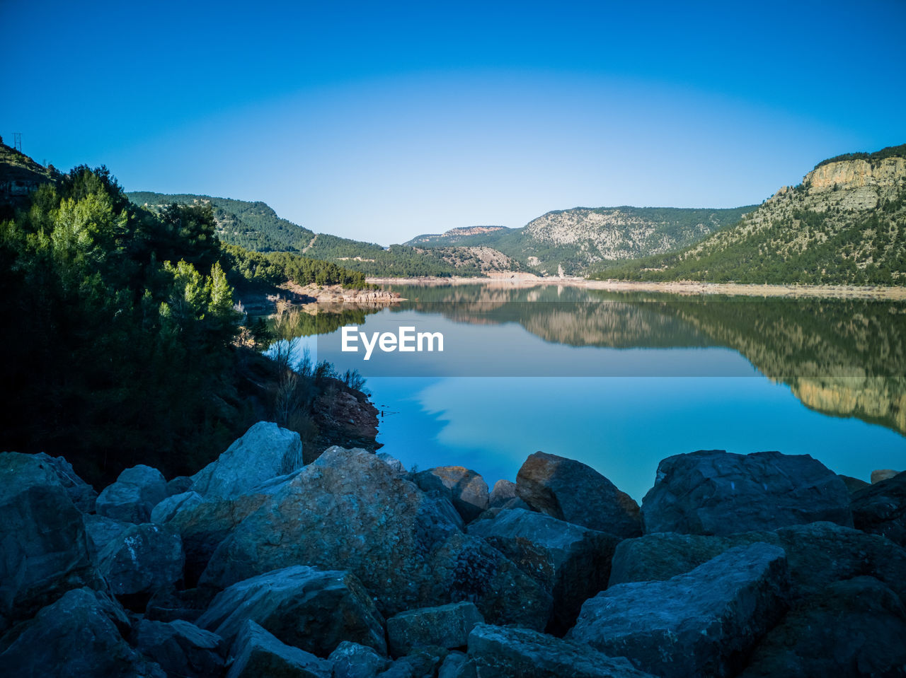 SCENIC VIEW OF LAKE AGAINST CLEAR BLUE SKY