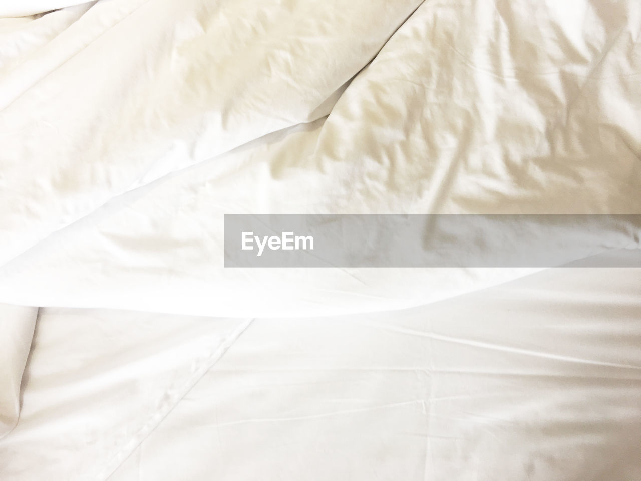 HIGH ANGLE VIEW OF WHITE CURTAIN ON BED