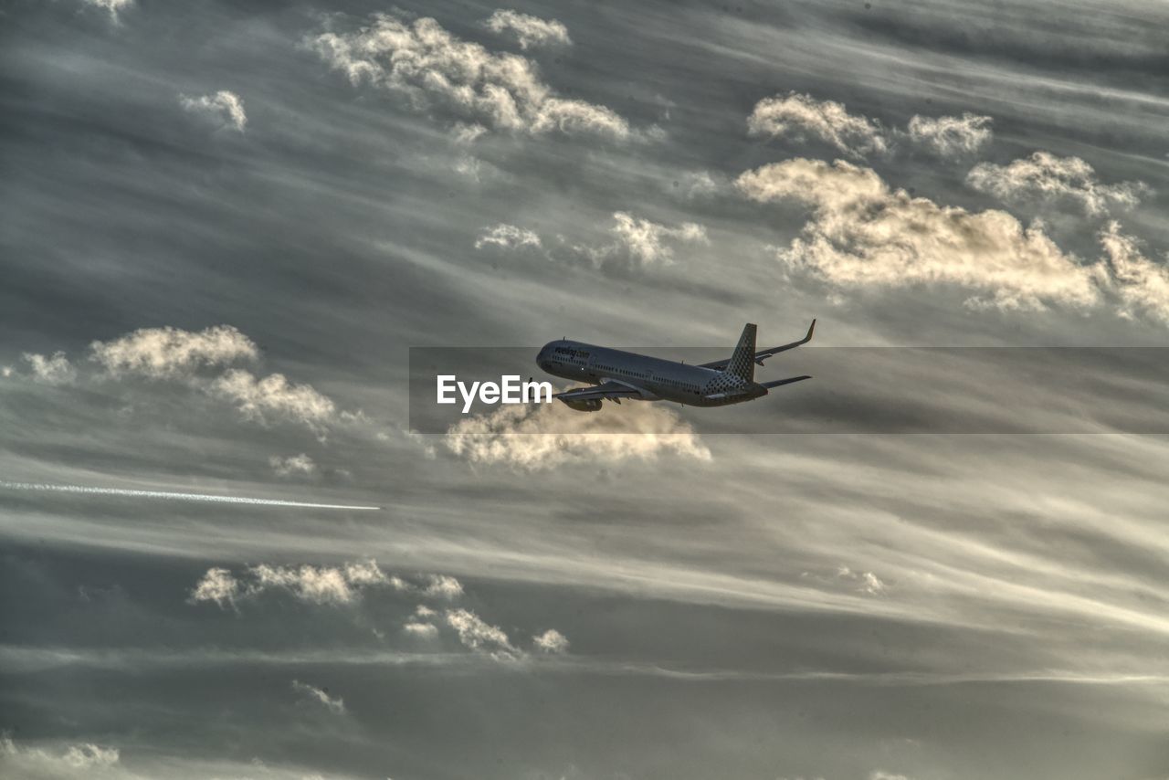 LOW ANGLE VIEW OF AIRPLANE AGAINST SKY