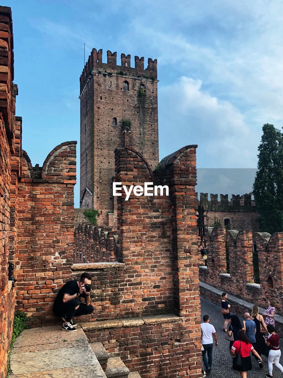 PEOPLE AT OLD HISTORIC BUILDING AGAINST SKY