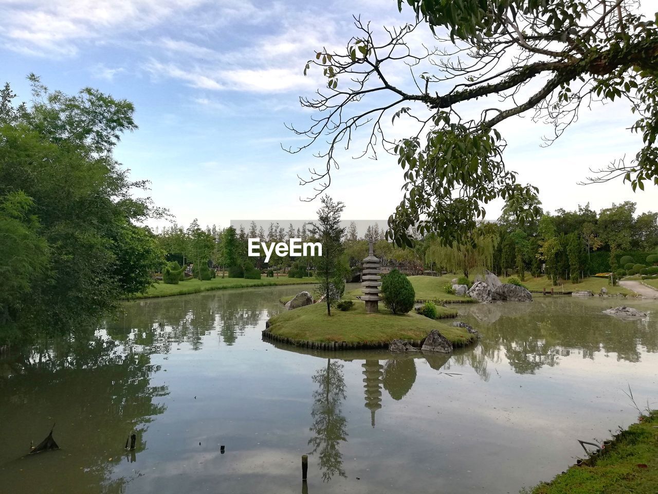 PANORAMIC VIEW OF LAKE AGAINST SKY