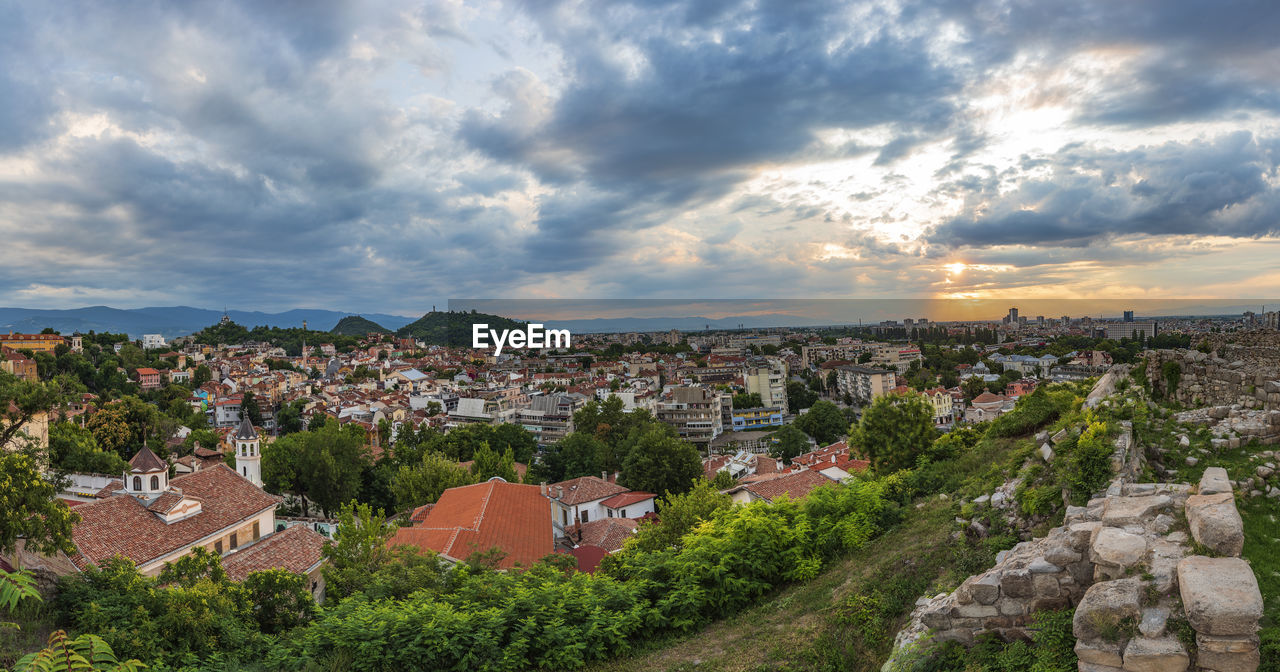 HIGH ANGLE VIEW OF TOWNSCAPE AND BUILDINGS IN CITY