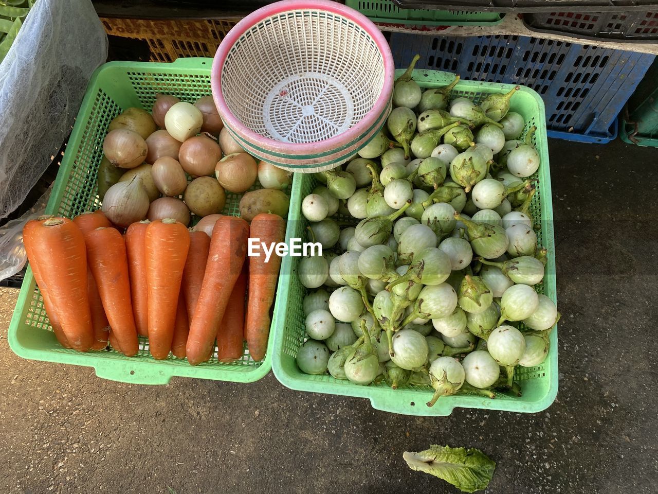 HIGH ANGLE VIEW OF FRUITS FOR SALE AT MARKET