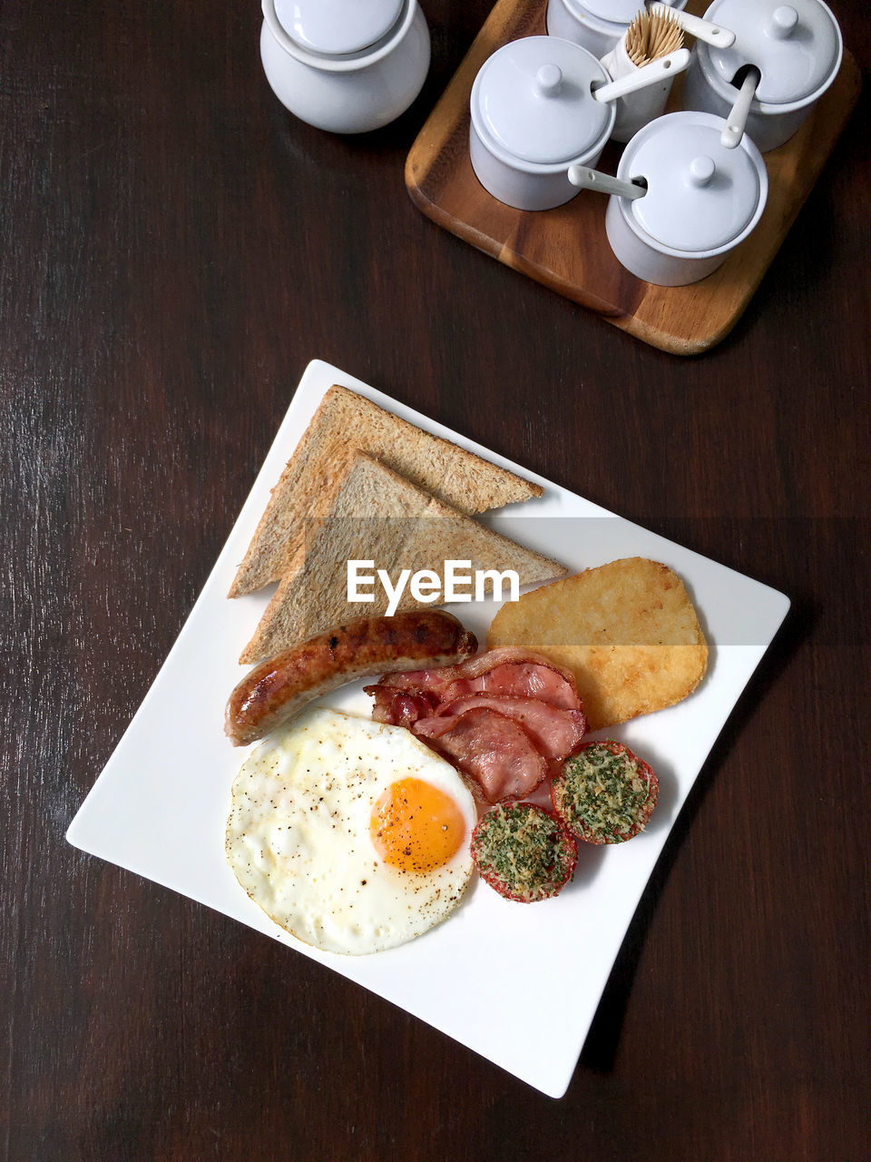 HIGH ANGLE VIEW OF BREAKFAST IN PLATE ON TABLE