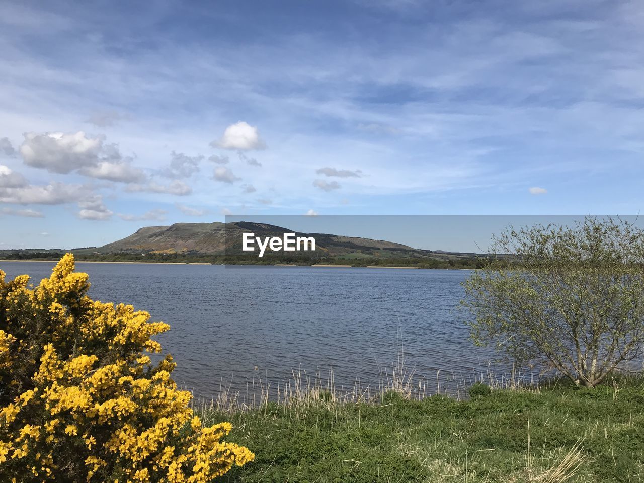 SCENIC VIEW OF LAKE BY MOUNTAIN AGAINST SKY