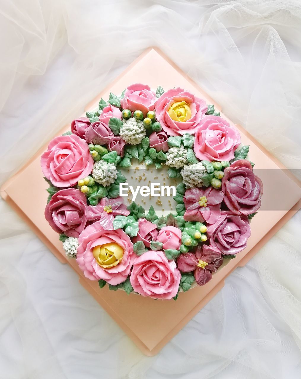 High angle view of rose bouquet, beautiful flower cake 