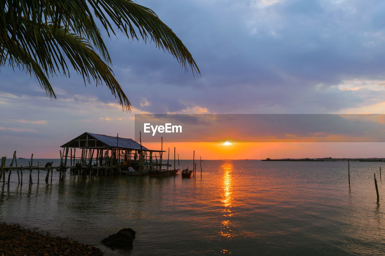 SCENIC VIEW OF SEA AT SUNSET