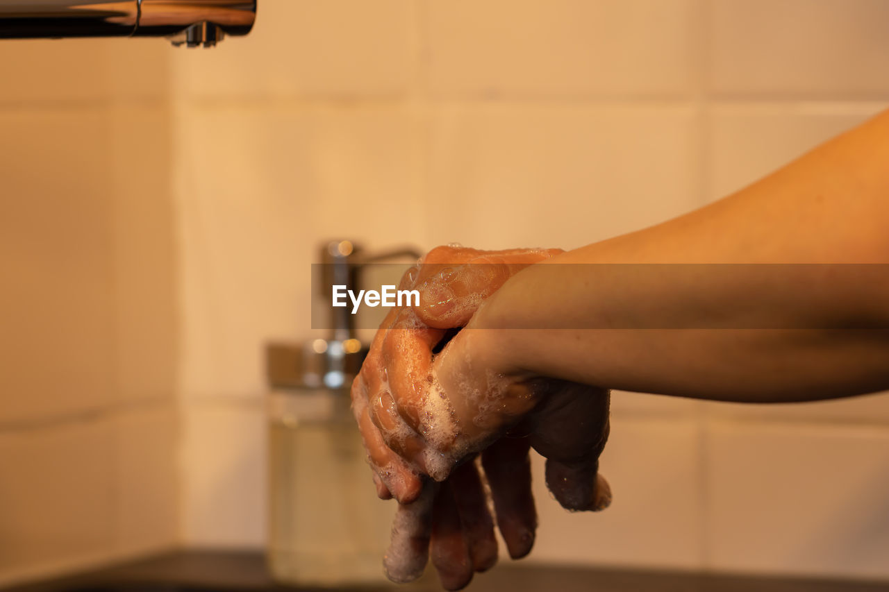 MIDSECTION OF MAN IN DARKROOM