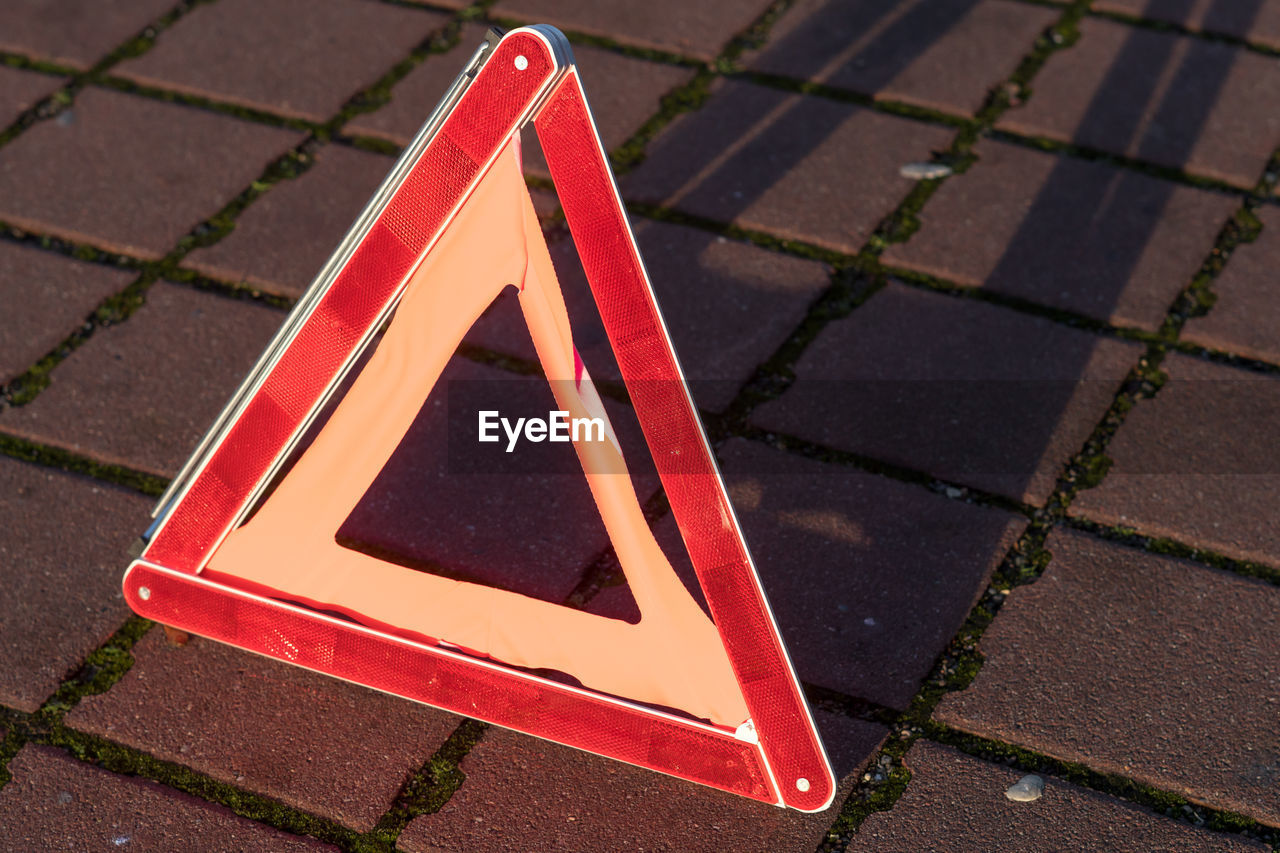 HIGH ANGLE VIEW OF ROAD SIGN ON STREET