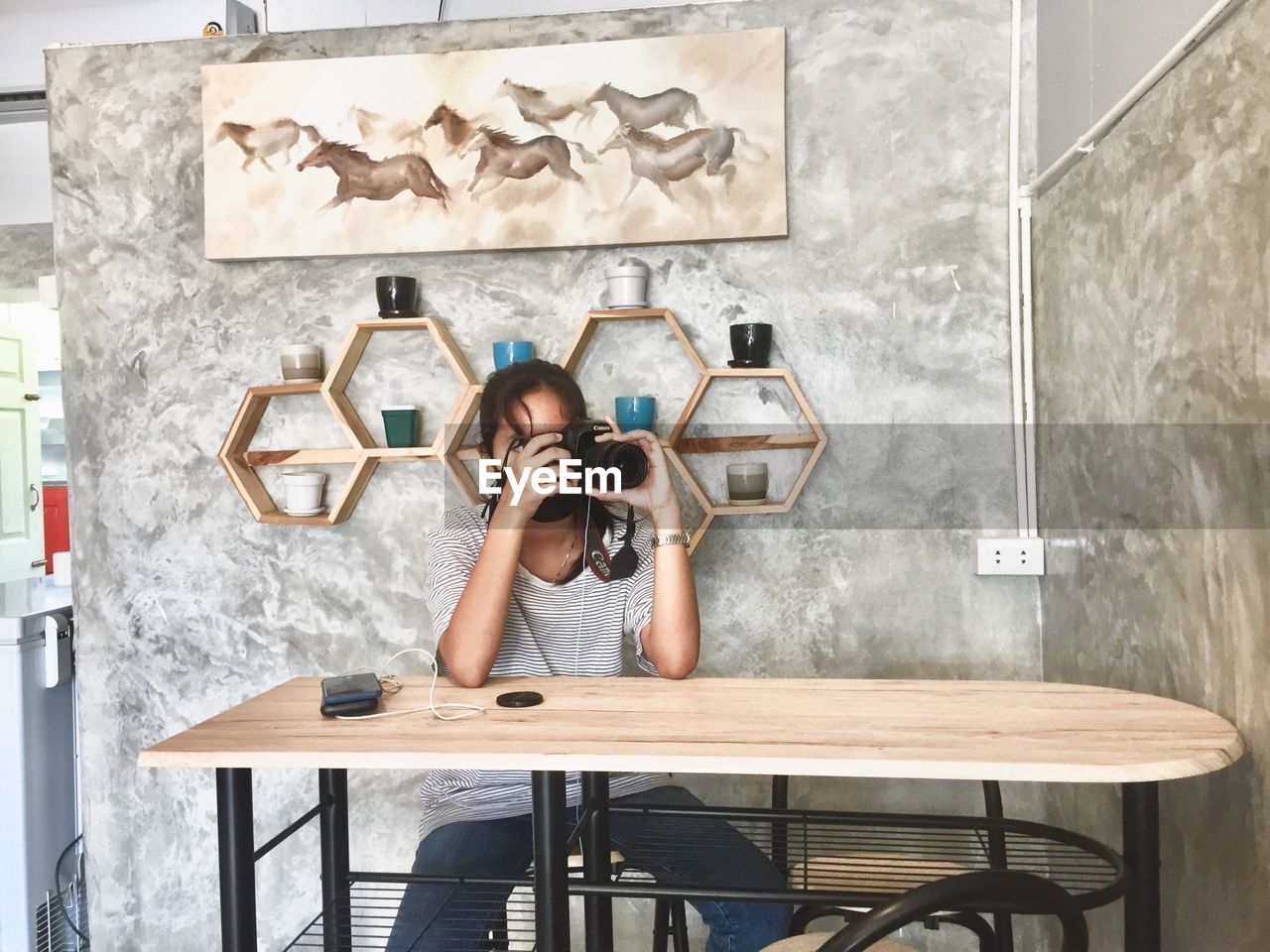 FULL LENGTH OF WOMAN SITTING ON TABLE