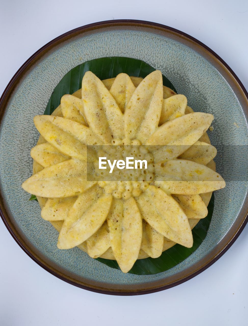 HIGH ANGLE VIEW OF FRUITS IN PLATE