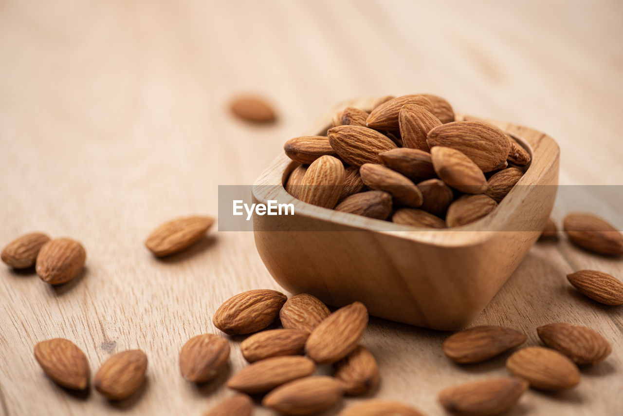 CLOSE-UP OF COOKIES IN BOWL