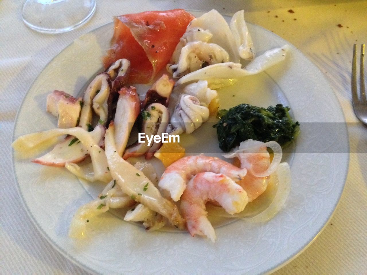 CLOSE-UP OF MEAT AND SALAD IN PLATE