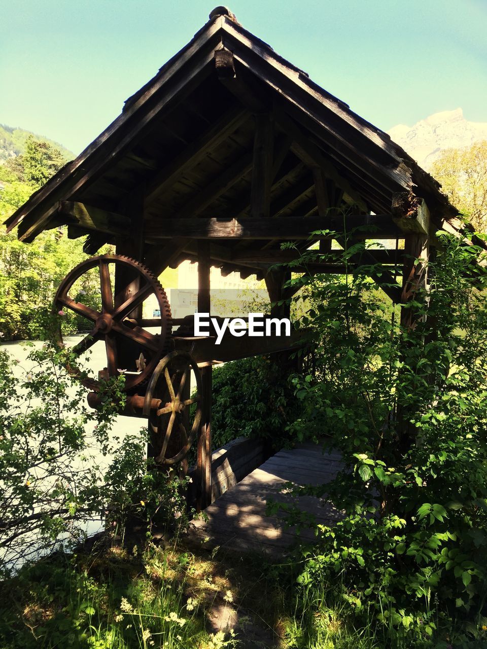 LOW ANGLE VIEW OF BUILT STRUCTURE AND TREES AGAINST SKY