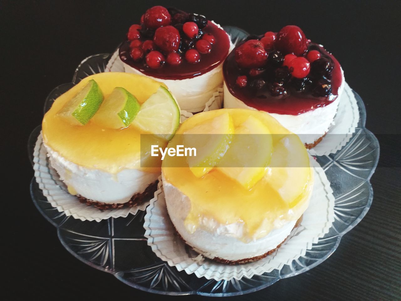 HIGH ANGLE VIEW OF CAKE WITH FRUITS ON TABLE