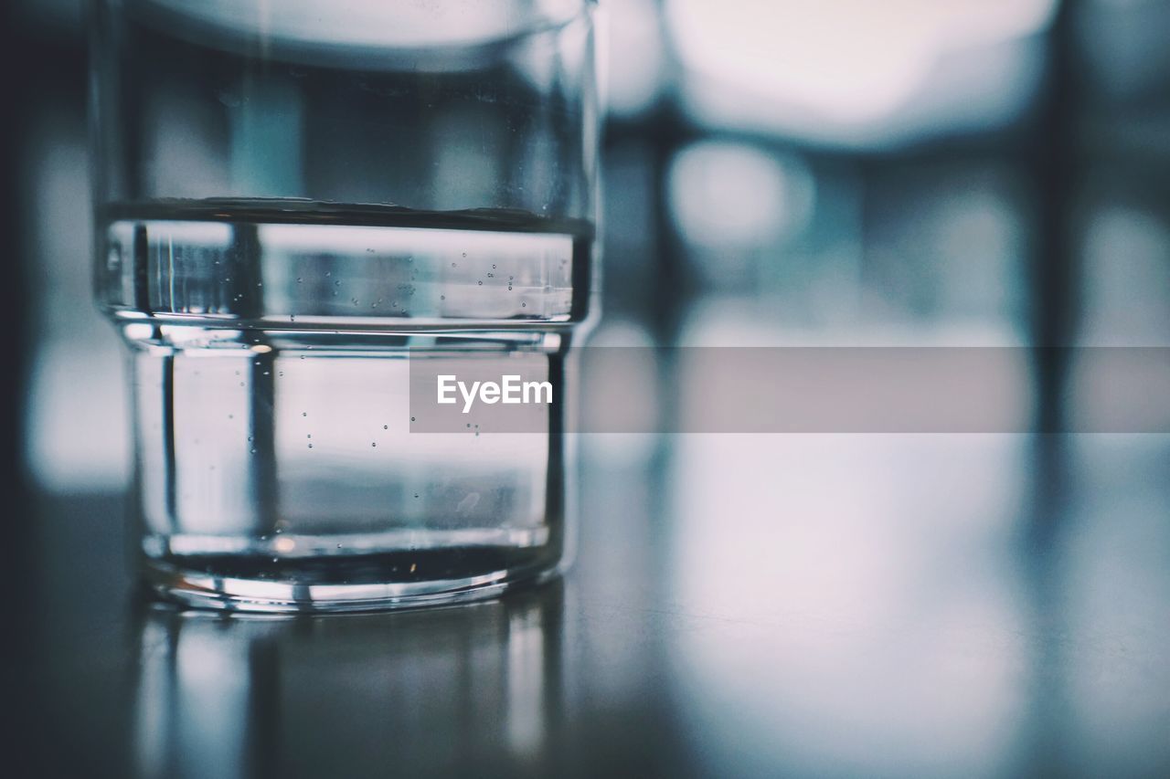 CLOSE UP OF GLASS OF DRINKING