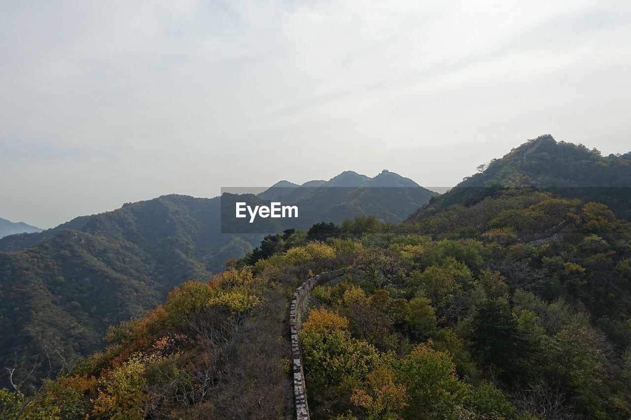 Great wall of china against cloudy sky