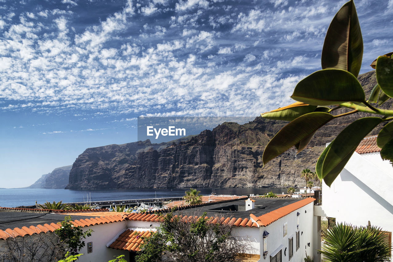 PANORAMIC SHOT OF BUILDINGS BY SEA AGAINST SKY