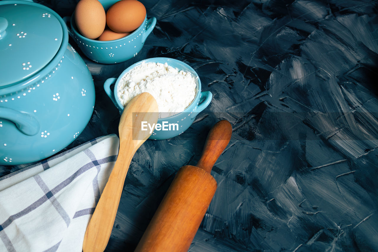 HIGH ANGLE VIEW OF PREPARING FOOD IN KITCHEN