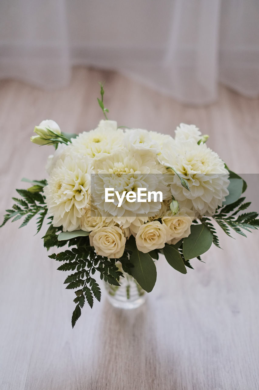 CLOSE-UP OF WHITE FLOWERS IN VASE ON TABLE