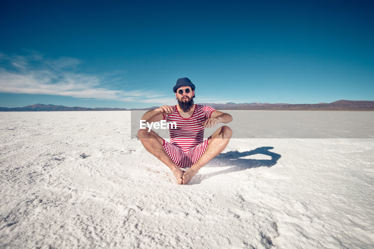 FULL LENGTH OF YOUNG MAN IN DESERT