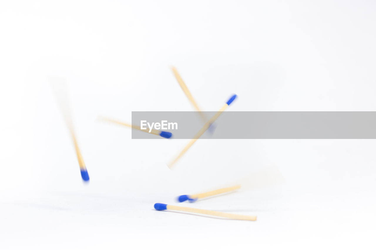 HIGH ANGLE VIEW OF PENCILS AGAINST WHITE BACKGROUND