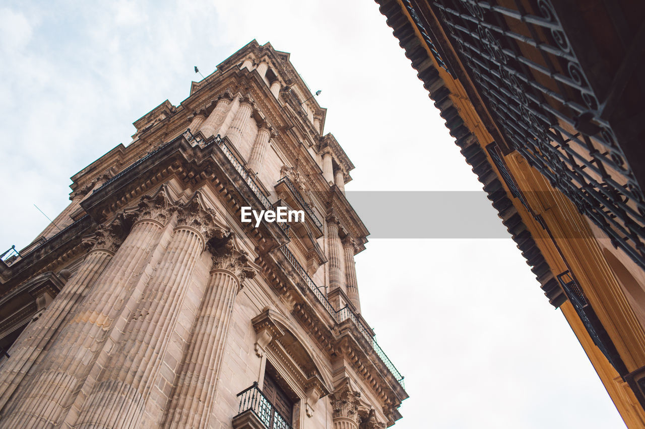 LOW ANGLE VIEW OF BUILDINGS AGAINST SKY