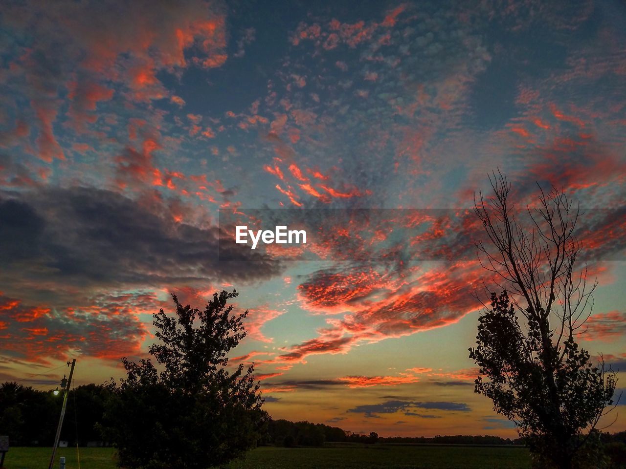 SCENIC VIEW OF DRAMATIC SKY AT SUNSET