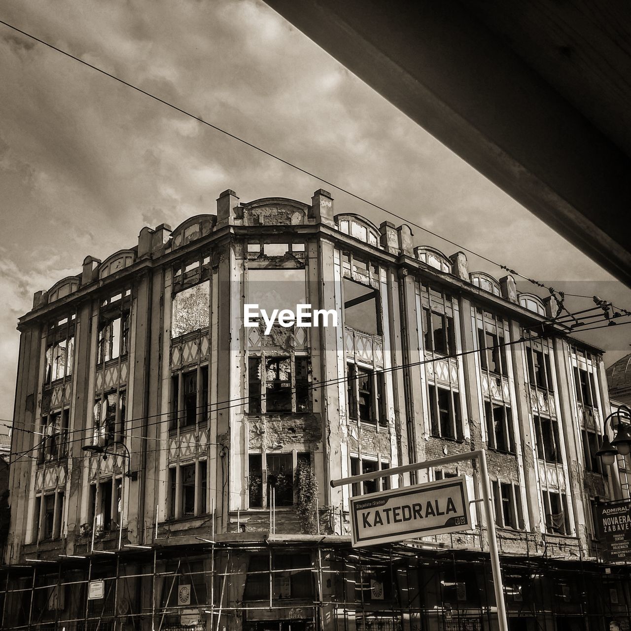 LOW ANGLE VIEW OF BUILDINGS AGAINST SKY