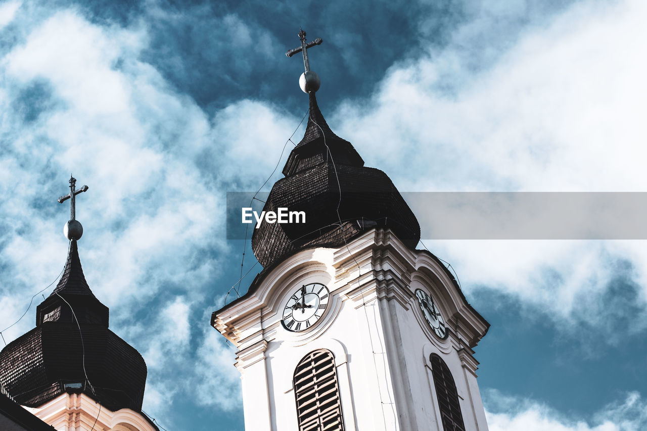 LOW ANGLE VIEW OF CLOCK TOWER AGAINST SKY