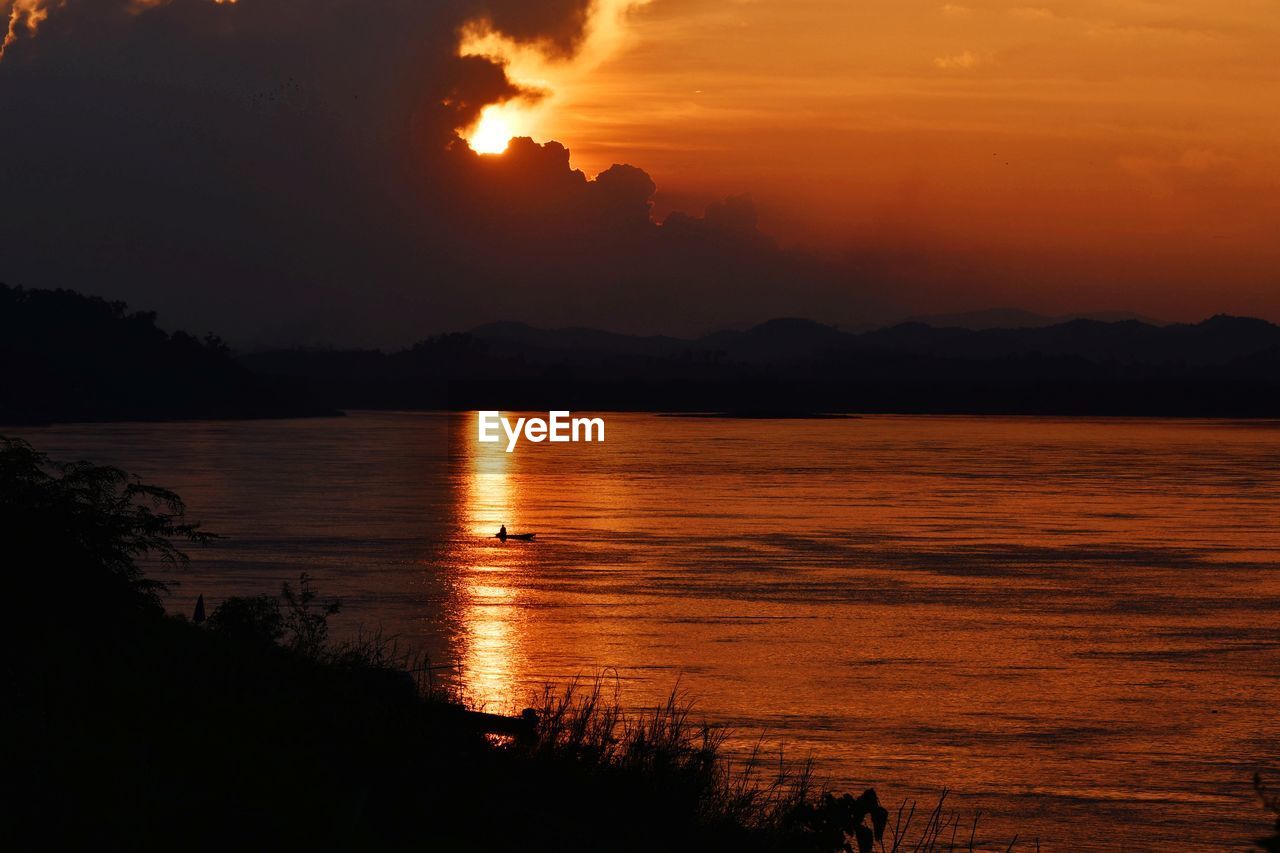 SCENIC VIEW OF LAKE AGAINST ROMANTIC SKY