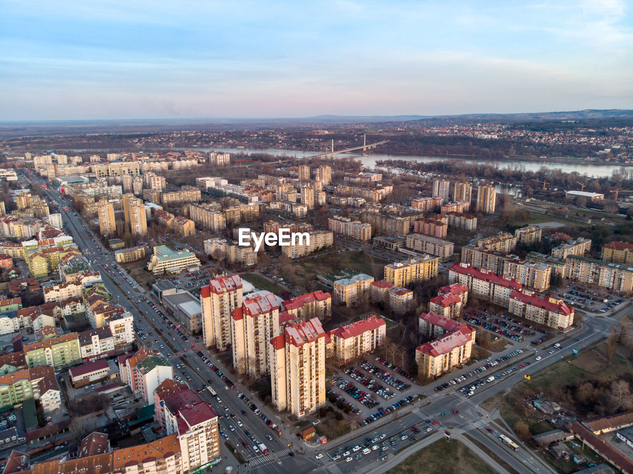 HIGH ANGLE VIEW OF CITYSCAPE AGAINST SKY