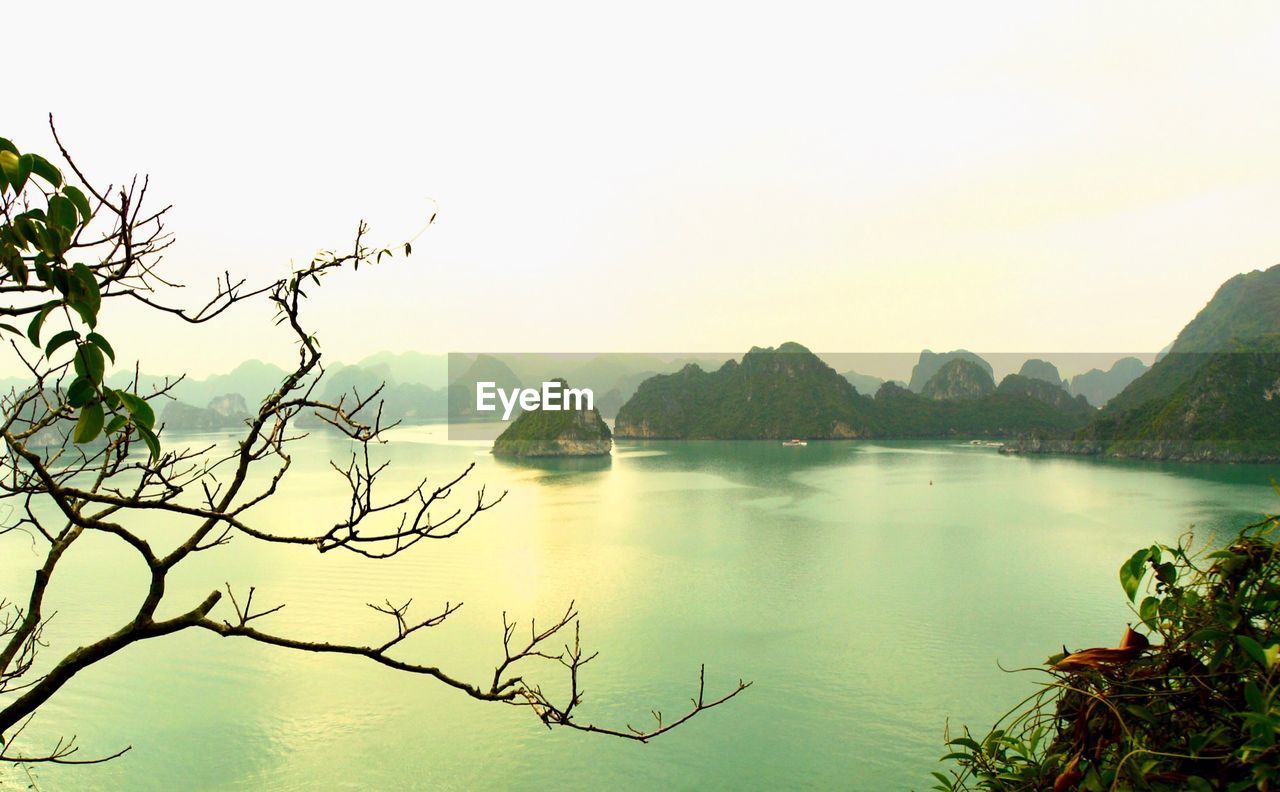 SCENIC VIEW OF LAKE BY MOUNTAINS AGAINST CLEAR SKY