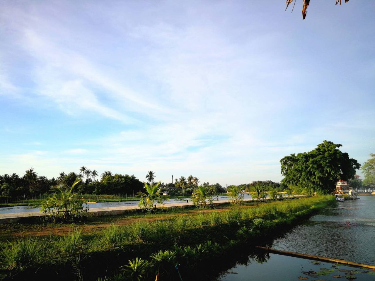 IDYLLIC VIEW OF LAKE AGAINST SKY