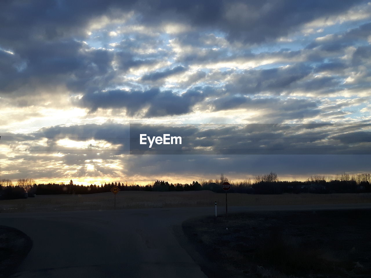 SCENIC VIEW OF DRAMATIC SKY OVER ROAD