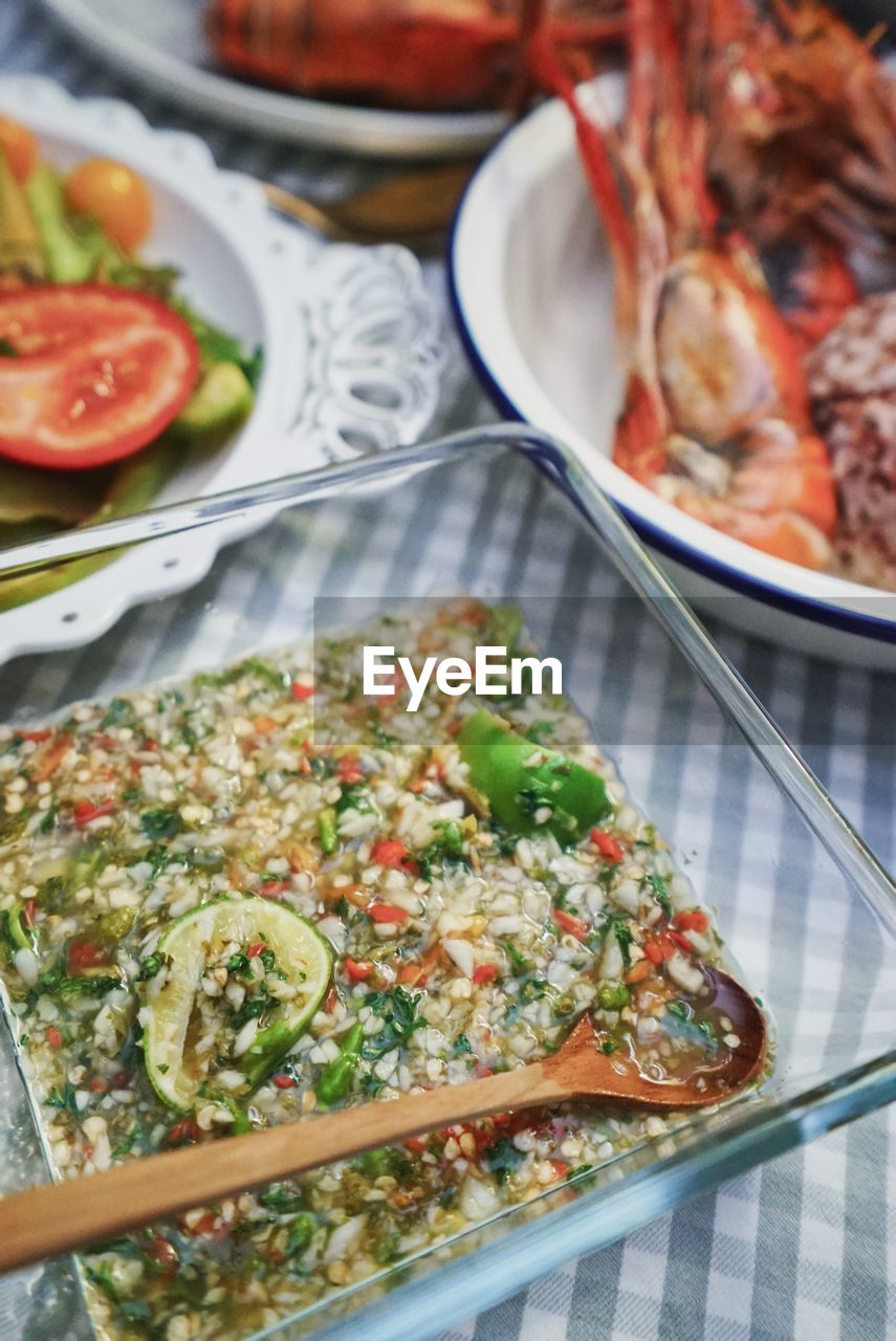 HIGH ANGLE VIEW OF FOOD IN PLATE