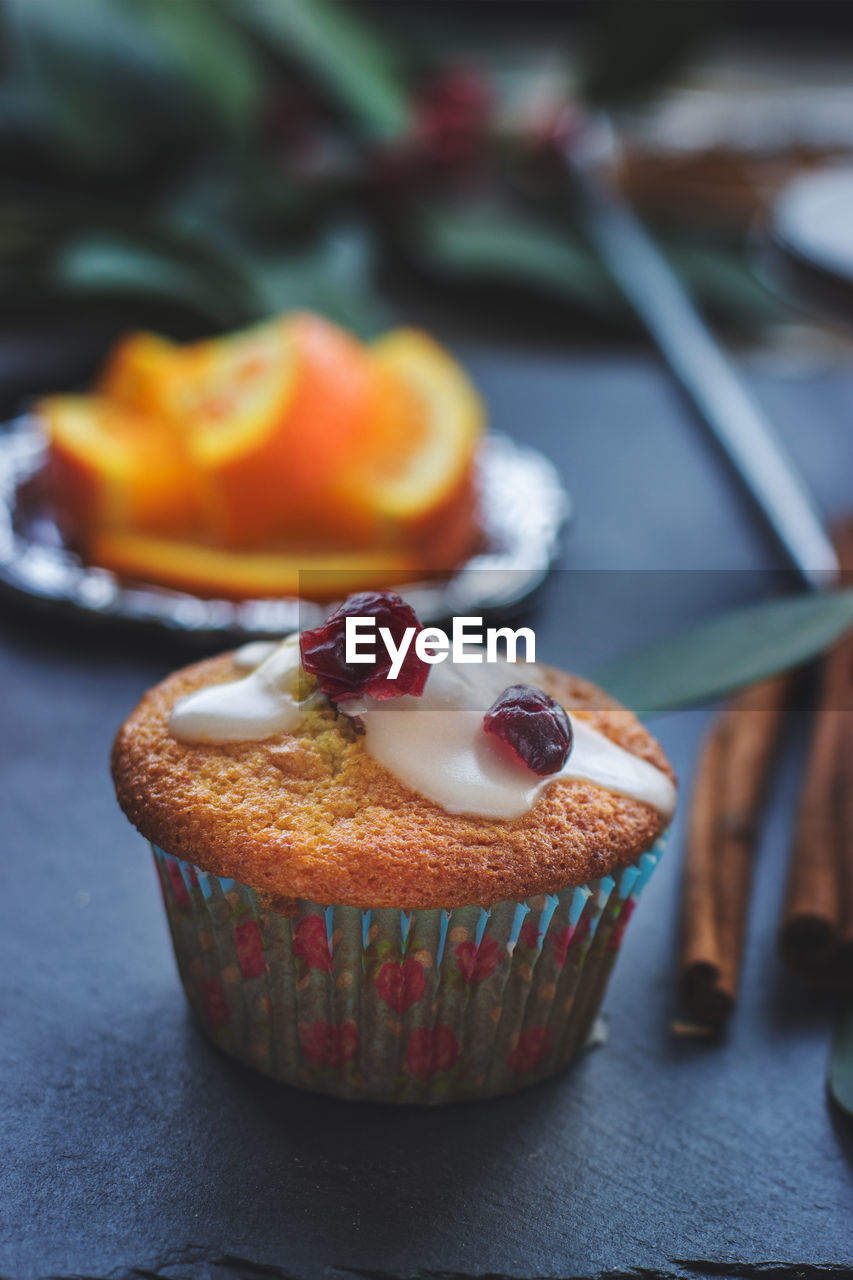 CLOSE-UP OF CUPCAKES ON PLATE