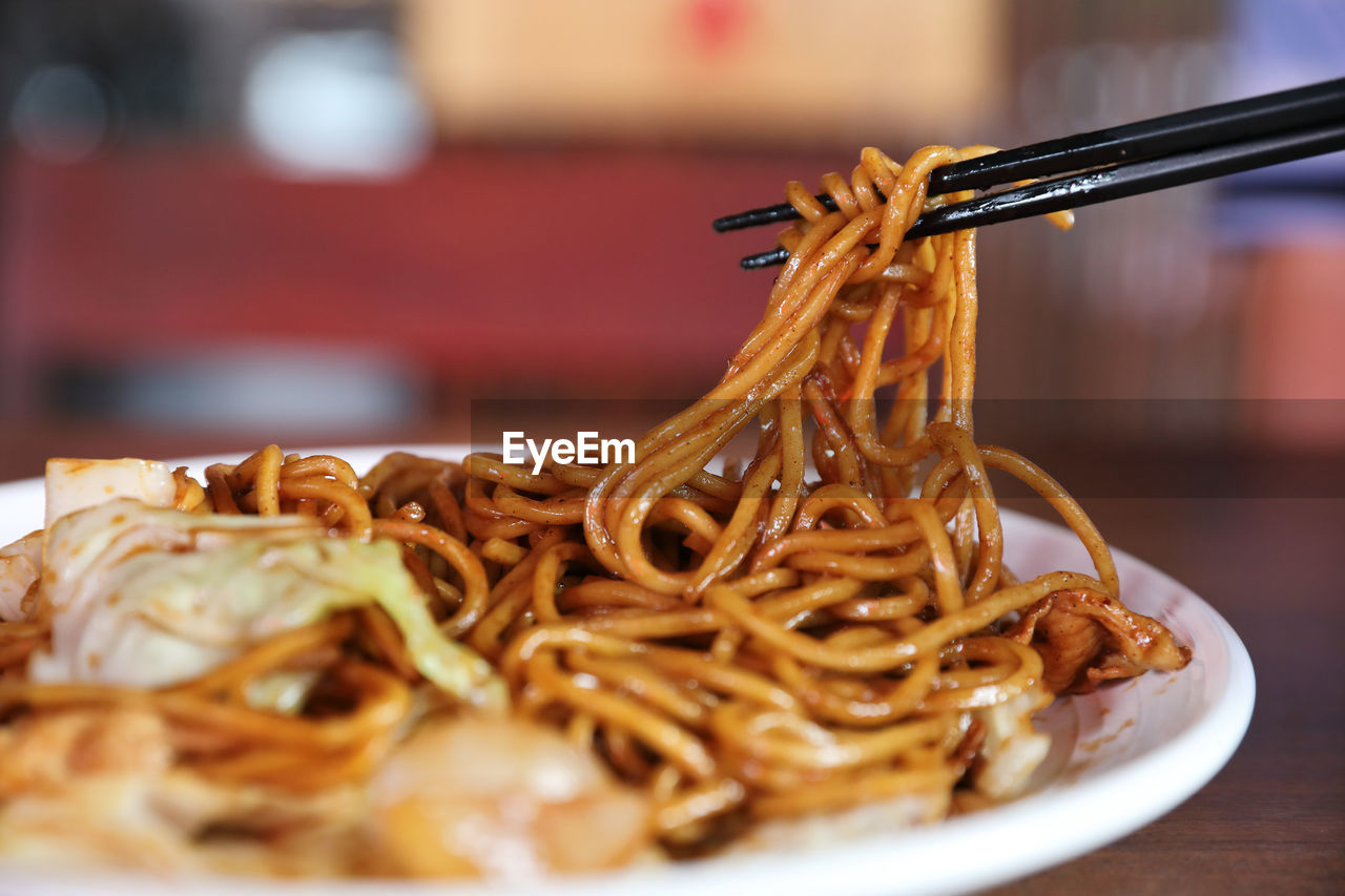 CLOSE-UP OF PASTA ON PLATE