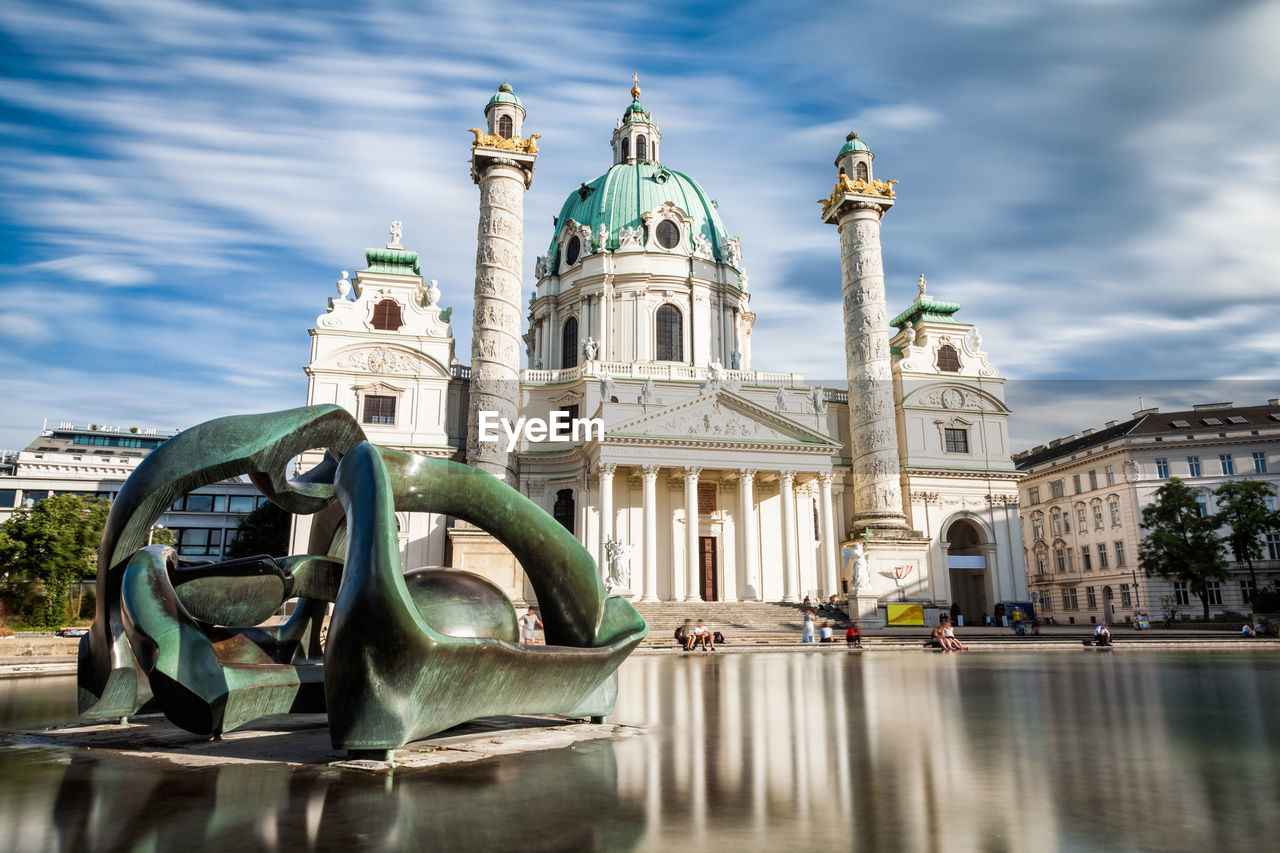 VIEW OF SCULPTURE AGAINST BUILDING