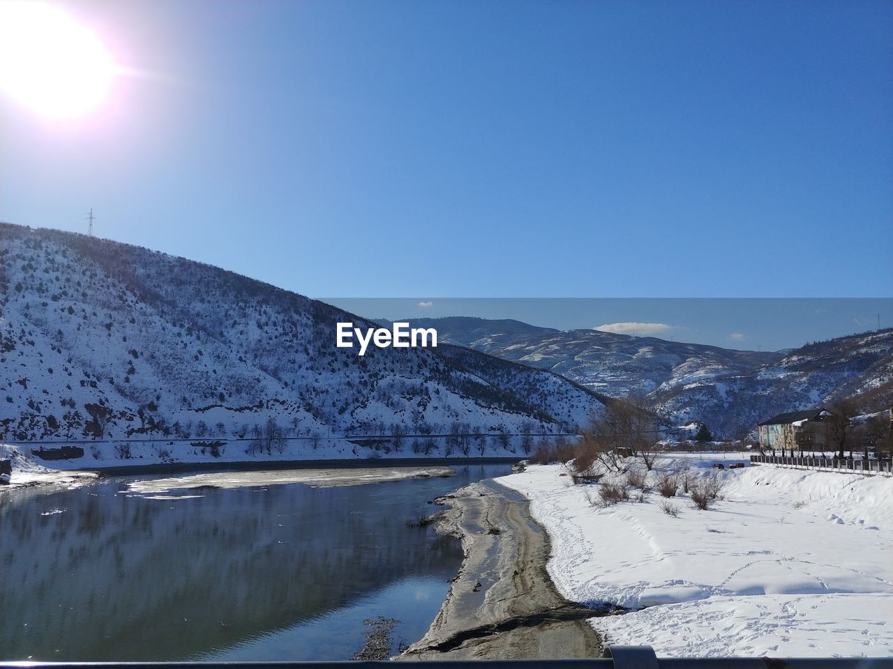 SCENIC VIEW OF SNOWCAPPED MOUNTAIN AGAINST CLEAR SKY